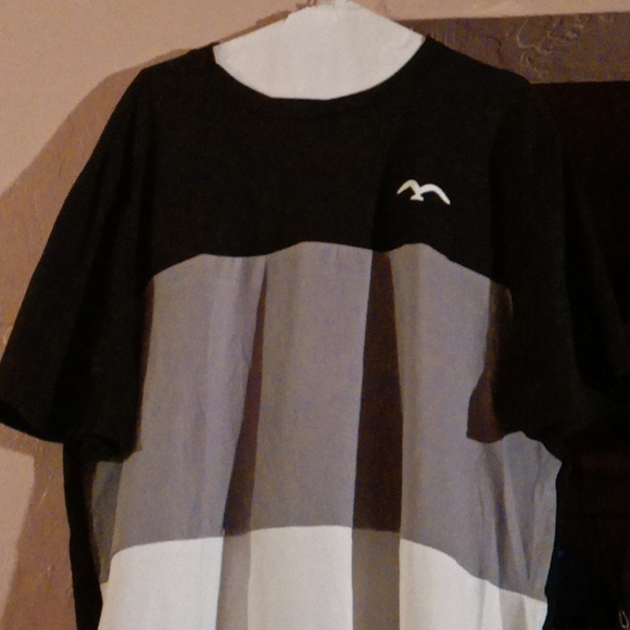 I'm selling a mens three color T-shirt - Picture 1 of 1